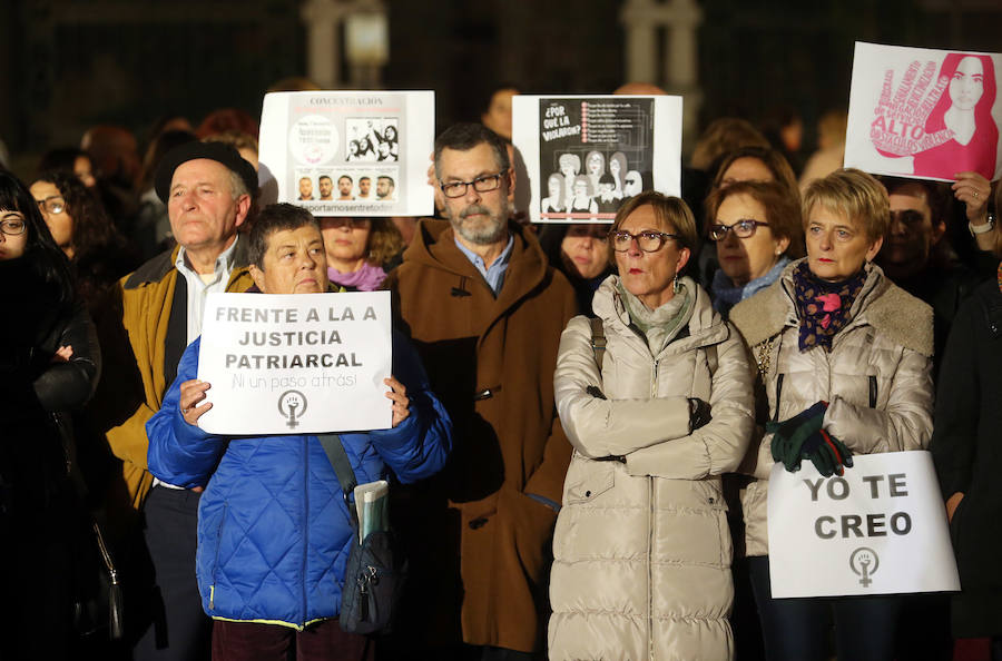 El movimiento feminista ha convocado la concentración celebrada este viernes en Gijón y Oviedo para protestar por el trato que está recibiendo la víctima del juicio que se celebra en Pamplona por una presunta violación grupal cometida en San Fermín.