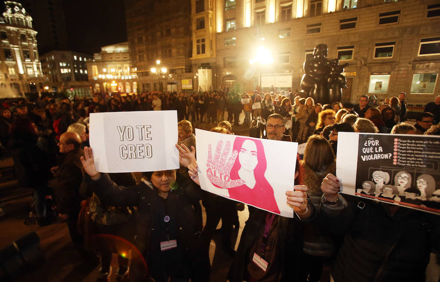 El movimiento feminista ha convocado la concentración celebrada este viernes en Gijón y Oviedo para protestar por el trato que está recibiendo la víctima del juicio que se celebra en Pamplona por una presunta violación grupal cometida en San Fermín.