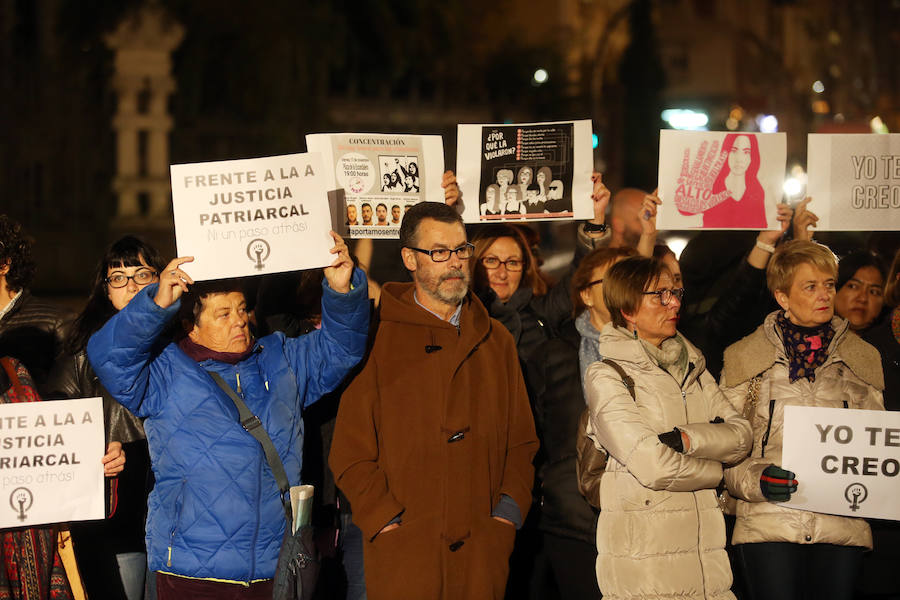 El movimiento feminista ha convocado la concentración celebrada este viernes en Gijón y Oviedo para protestar por el trato que está recibiendo la víctima del juicio que se celebra en Pamplona por una presunta violación grupal cometida en San Fermín.