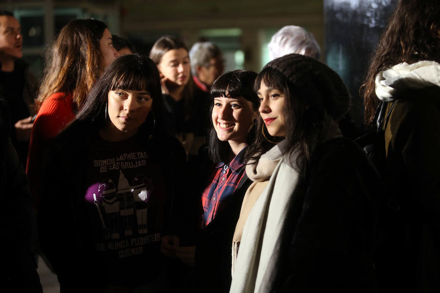 El movimiento feminista ha convocado la concentración celebrada este viernes en Gijón y Oviedo para protestar por el trato que está recibiendo la víctima del juicio que se celebra en Pamplona por una presunta violación grupal cometida en San Fermín.