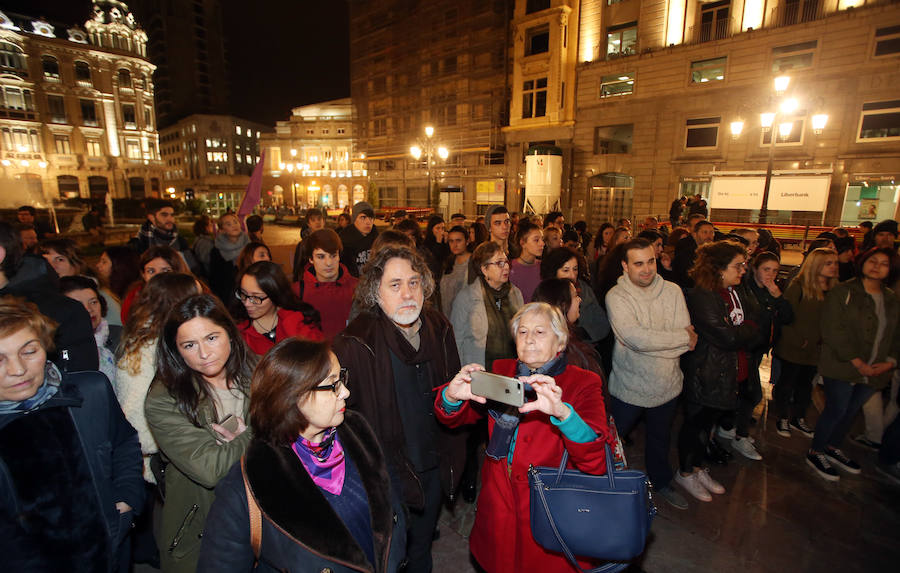 El movimiento feminista ha convocado la concentración celebrada este viernes en Gijón y Oviedo para protestar por el trato que está recibiendo la víctima del juicio que se celebra en Pamplona por una presunta violación grupal cometida en San Fermín.