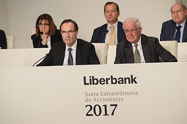 Manuel Menéndez y Pedro Manuel Rivero, en la última junta de accionistas de Liberbank. 