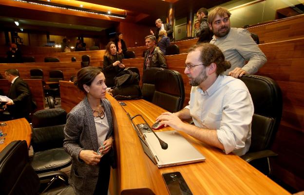 Dolores Carcedo conversa con Emilio León, en presencia de Daniel Ripa, en la sesión plenaria del miércoles en la Junta General. 