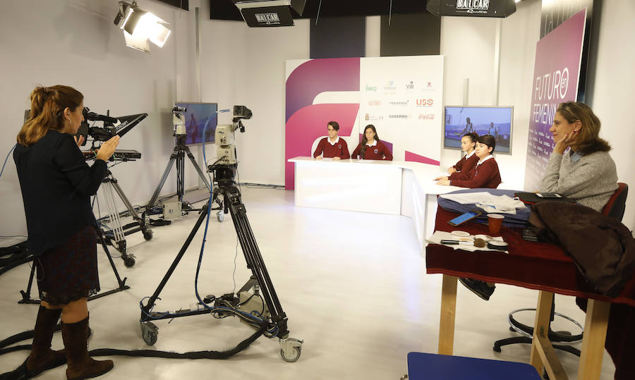 San Vicente de Paul es el segundo colegio que pasa por el plató de Canal 10 para realizar su informativo. La actividad forma parte de 'Futuro en Femenino', una iniciativa, organizada por EL COMERCIO, que promueve la igualdad de género en los diferentes aspectos de la sociedad.