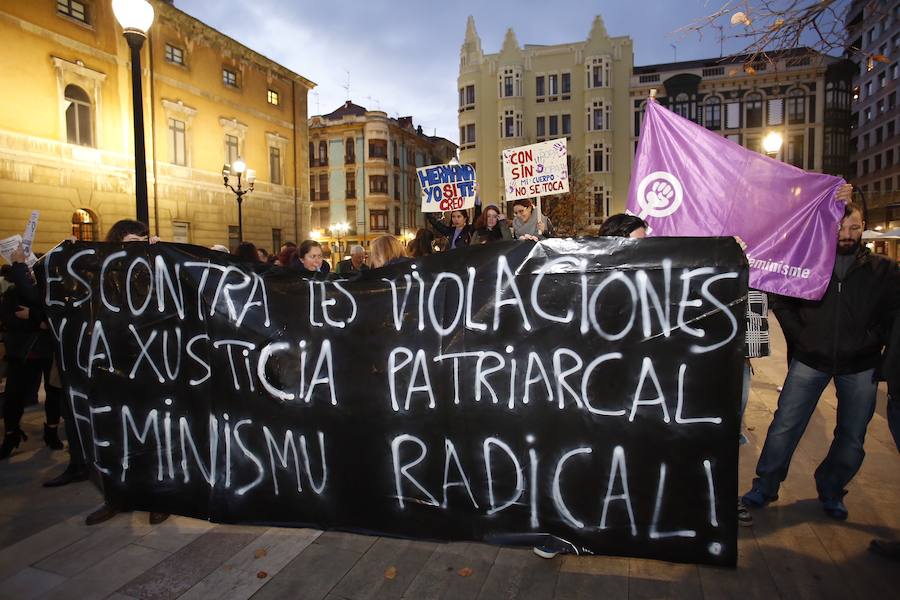 El movimiento feminista ha convocado la concentración celebrada este viernes en El Parchís para protestar por el trato que está recibiendo la víctima del juicio que se celebra en Pamplona por una presunta violación grupal cometida en San Fermín.