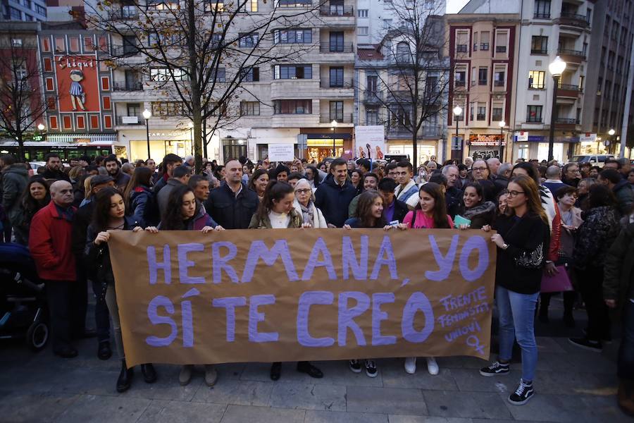 El movimiento feminista ha convocado la concentración celebrada este viernes en El Parchís para protestar por el trato que está recibiendo la víctima del juicio que se celebra en Pamplona por una presunta violación grupal cometida en San Fermín.