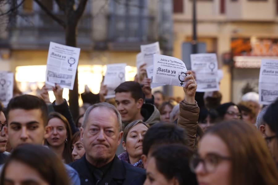 El movimiento feminista ha convocado la concentración celebrada este viernes en El Parchís para protestar por el trato que está recibiendo la víctima del juicio que se celebra en Pamplona por una presunta violación grupal cometida en San Fermín.