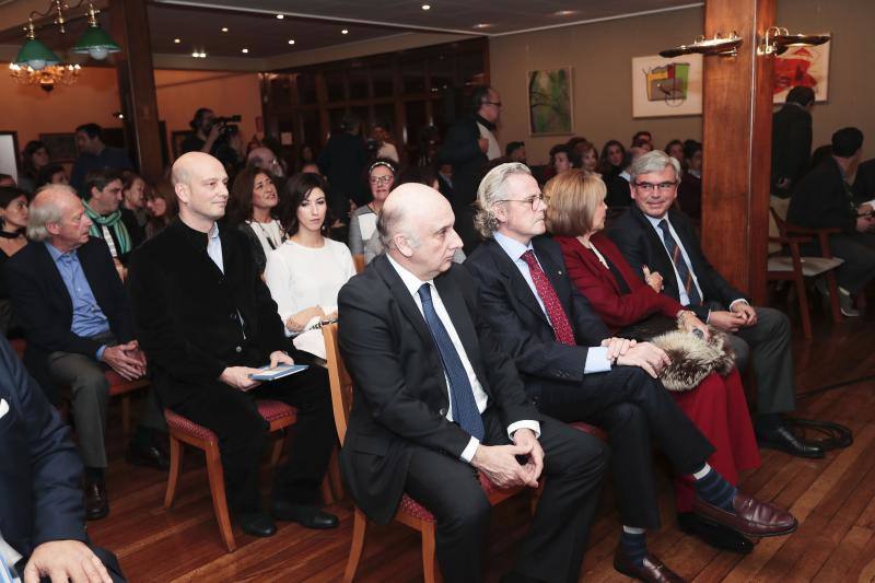 El arquitecto Mariano Marín Rodríguez-Rivas recoge el Premio Castelao