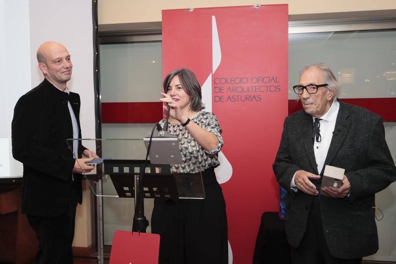 El arquitecto Mariano Marín Rodríguez-Rivas recoge el Premio Castelao