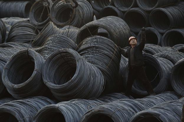 Un trabajador apila alambre en una acería china en Taiyuan, en la provincia de Shanxi. 