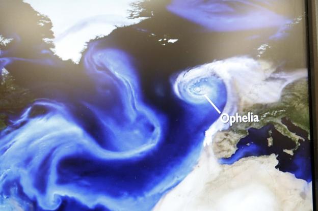 Evolución del huracán Ophelia los días 15, 16 y 17 de octubre, en imágenes de la NASA, en las que se aprecia el humo de los incendios de Galicia y Asturias 