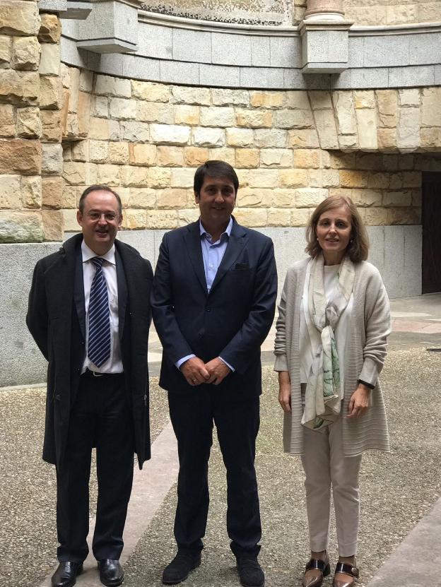 Francisco Iglesias, en el centro, con los codirectores del Máster, José Manuel Montes Peón y Gloria Aza. 