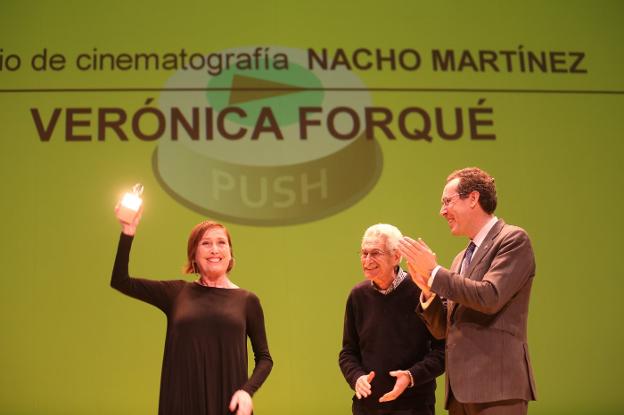 Verónica Forqué alza el Premio Nacho Martínez en presencia de Jaime Herrero y Fernando Couto.