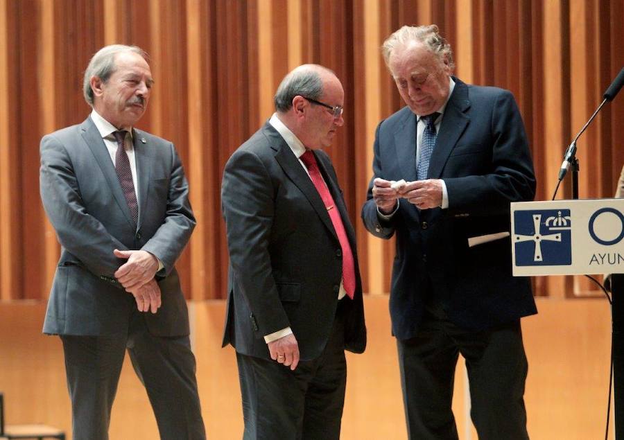 En el intermedio del concierto se rindió homenaje a Francisco Vigil, primer director de la agrupación