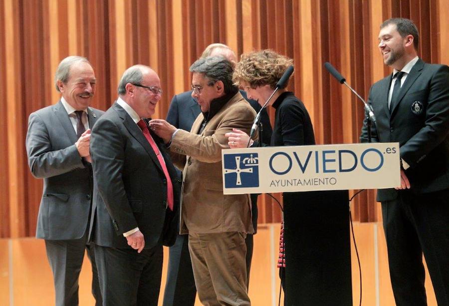 En el intermedio del concierto se rindió homenaje a Francisco Vigil, primer director de la agrupación