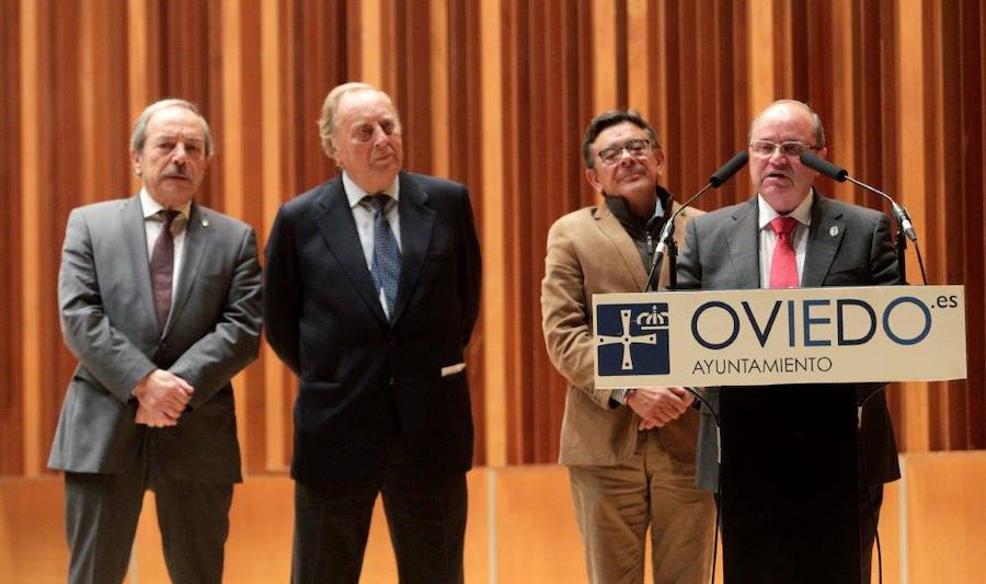 En el intermedio del concierto se rindió homenaje a Francisco Vigil, primer director de la agrupación