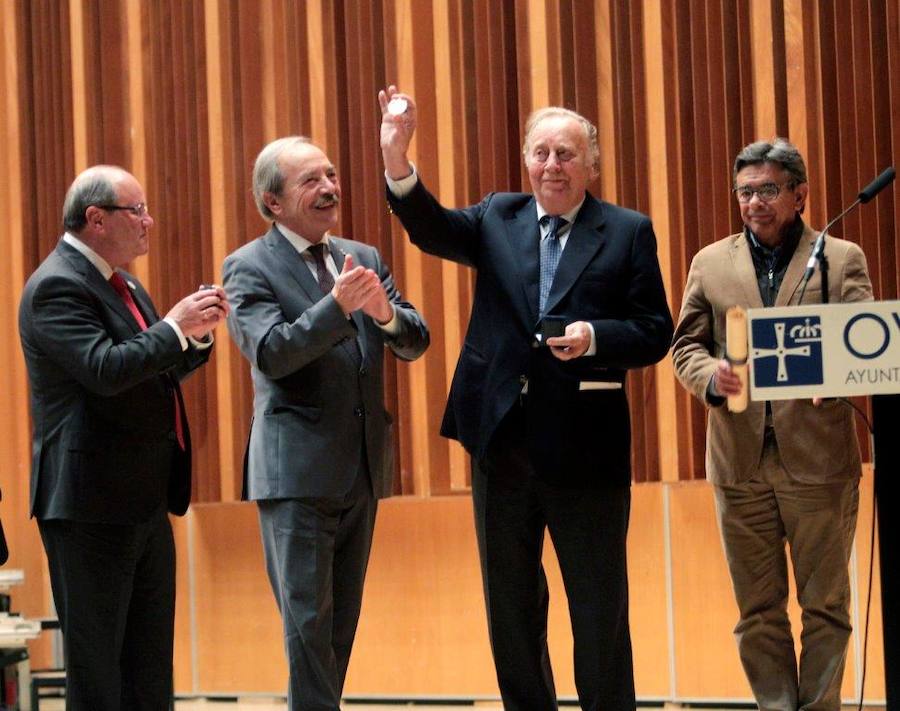 En el intermedio del concierto se rindió homenaje a Francisco Vigil, primer director de la agrupación