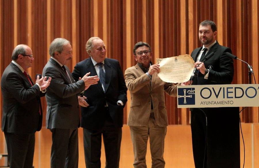 En el intermedio del concierto se rindió homenaje a Francisco Vigil, primer director de la agrupación