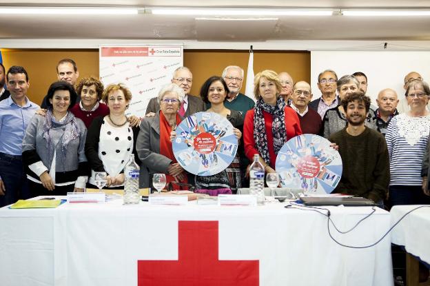Almudena Cueto, en el centro, acompañada por los miembros de Cruz Roja Asturias en Candás. 