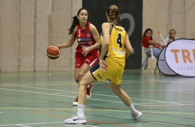 Jimena Abejón bota el balón ante Nerea Garmendia. 