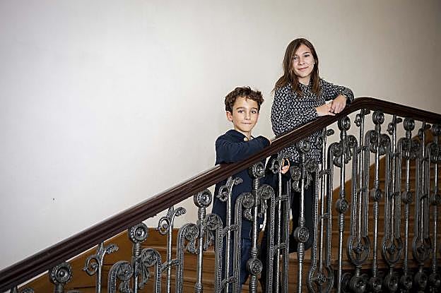 Macià Arguimbau (10 años) y Mariona Gomila (13), ayer, en el Antiguo Instituto de Gijón. 