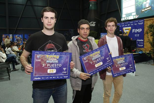 Álvaro García, Adrián Isidoro y Pablo Poole, tercer, primer y segundo clasificado en el torneo de 'Pokémon'. :: ARNALDO GARCÍA