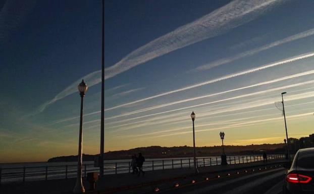 Imagen. Más imágenes de los cielos asturianos surcados por las estelas de los aviones. 