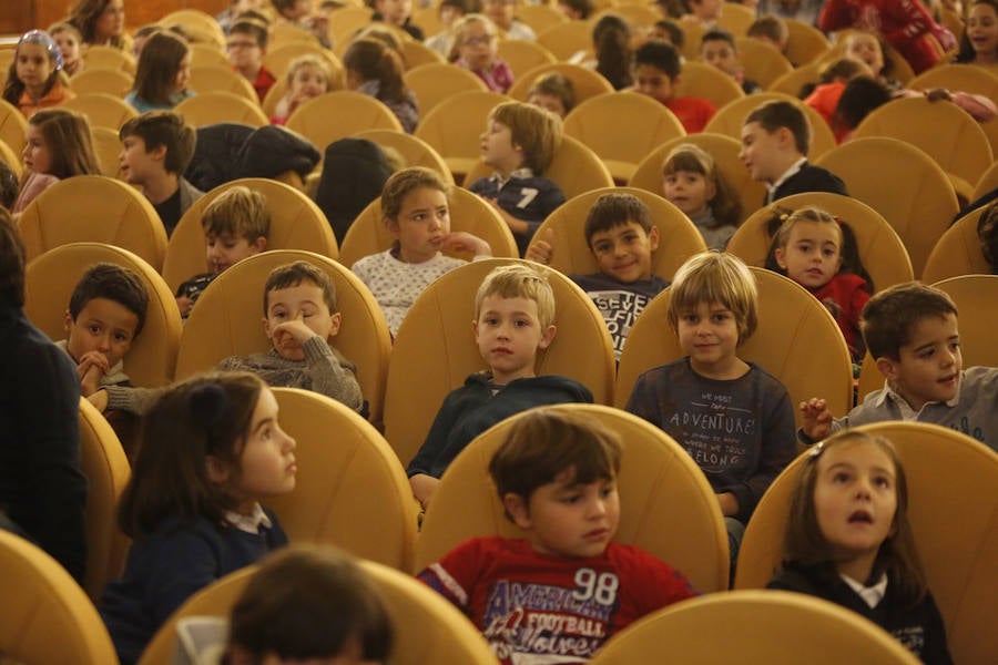 Decenas de escolares asisten en el Teatro Jovellanos de Gijón a las proyecciones del ciclo Enfants Terribles
