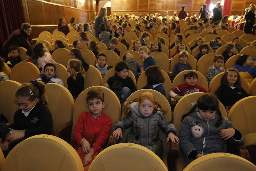 Decenas de escolares asisten en el Teatro Jovellanos de Gijón a las proyecciones del ciclo Enfants Terribles