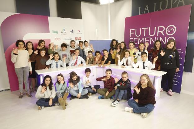 Estudiantes de sexto de Primaria del Colegio Poeta Antón después grabar el informativo. 