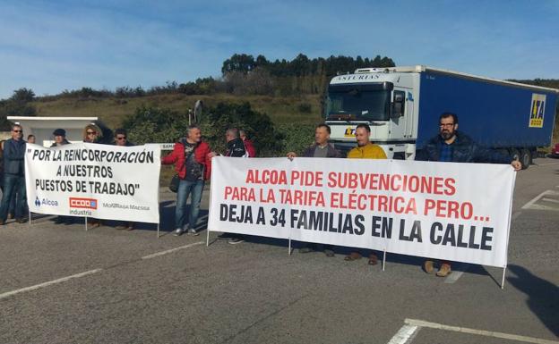 Los extrabajadores de Montrasa vuelven a cortar el tráfico en San Balandrán