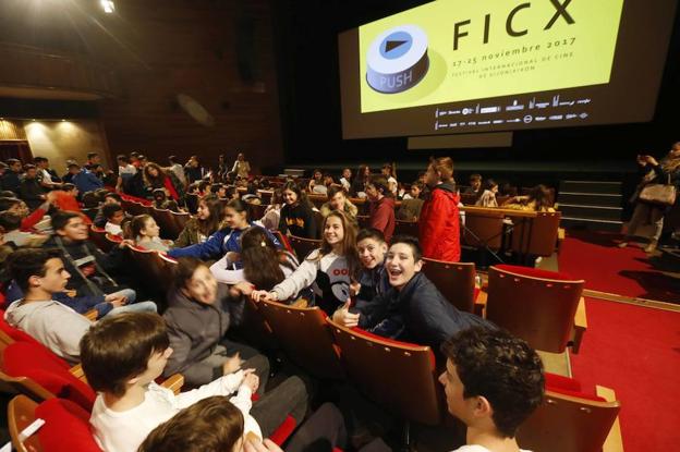 El Teatro Jovellanos, lleno de niños, durante la sesión matinal de ayer. 