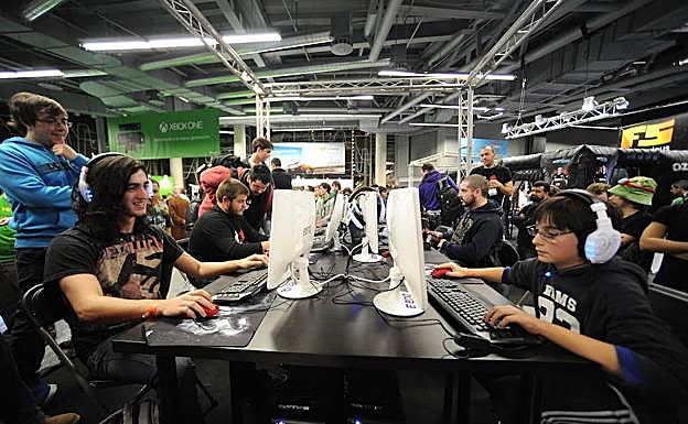 Varios jóvenes juegan en la Fun Zone del Fun & Serious Game Festival.