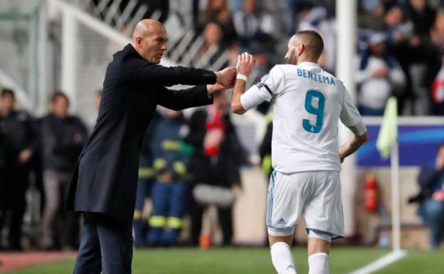 Zinedine Zidane felicita a Karim Benzema. 