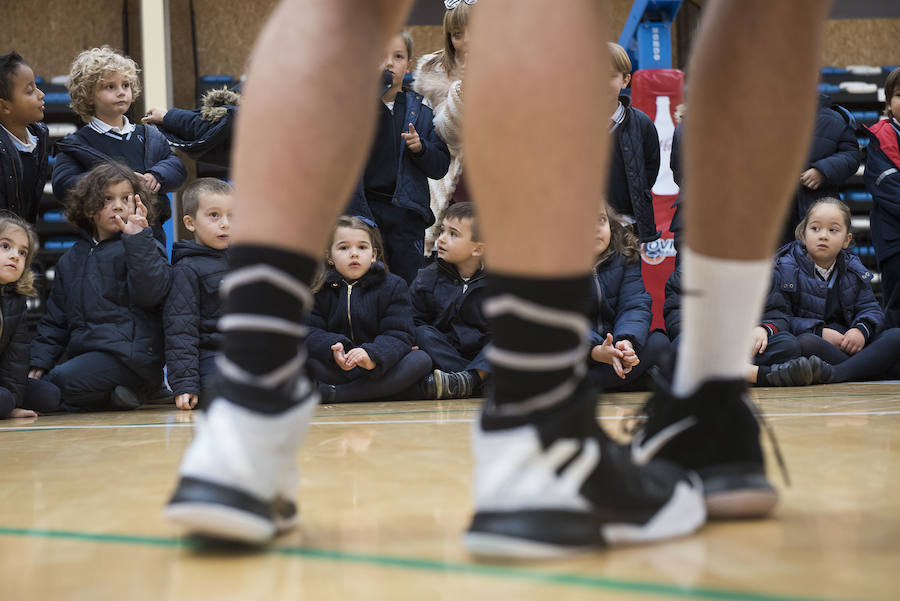 Alumnos de tercero de Primaria del colegio Amor de Dios de Oviedo visitan a los jugadores del Oviedo Baloncesto