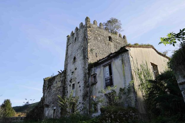 La torre de Noriega se encuentra actualmente en estado de abandono, tomada por la maleza y con vías de agua en el tejado. 