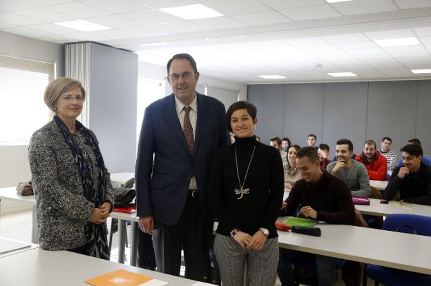 Luisa Pérez, César García y Guiomar Álvarez, ante los alumnos en el centro de Asincar. 