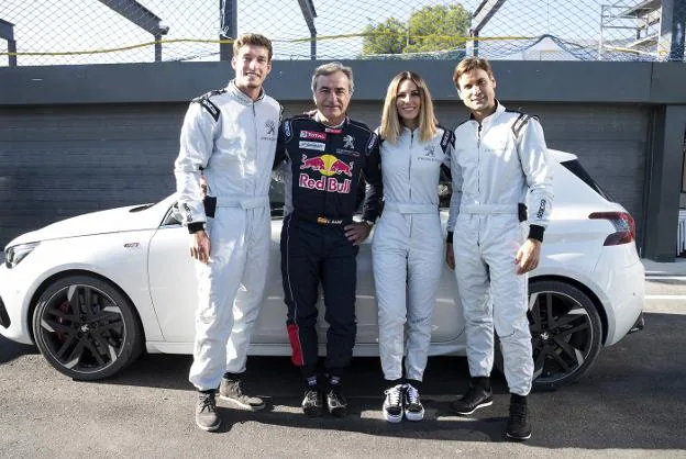 Pablo Carreño, el piloto Carlos Sainz, la cantante Edurne y el también tenista David Ferrer, en el circuito del Jarama. 