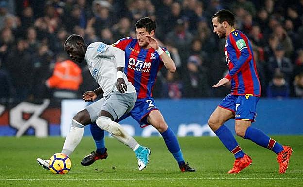 Oumar Niasse (i), durante el partido contra el Crystal Palace. 