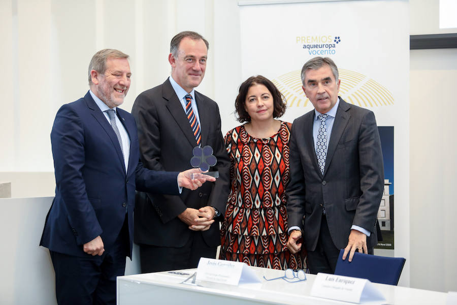 Acto de entrega de los Premios Aquí Europa-Vocento. Premio al Camino de Santiago. A la derecha de la foto, Iñaki Arechabaleta Director General de Negocio de Vocento.