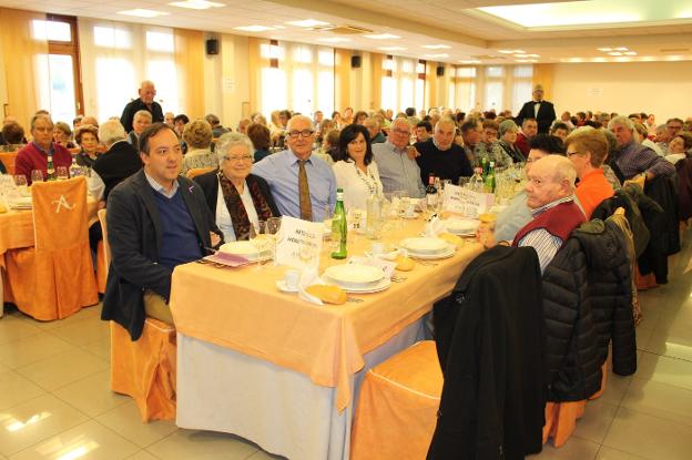 El alcalde Alejandro Vega, junto a Isabel Prida y enfrente de Luis Jesús Rodríguez, durante la comida celebrada en Amandi. 