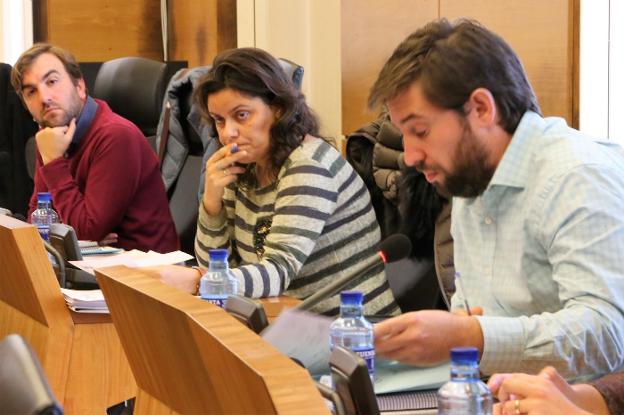 Los concejales Javier Pintado (Somos), Beatriz Polledo (PP) y Edgar Cosío (IU), en el Pleno. 