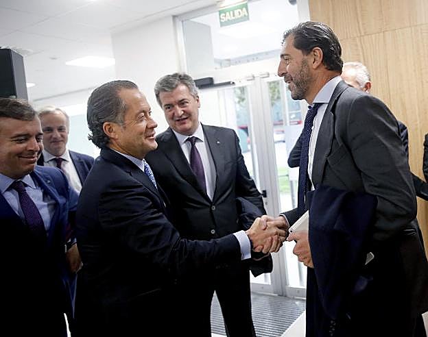Juan Carlos Escotet saluda a Pedro Luis Fernández en presencia de José María Jardón, en la oficina de Abanca en El Llano, en Gijón, minutos antes de la firma del acuerdo. 
