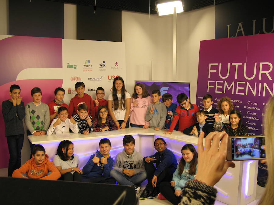 El Colegio Elisburu (Gijón) pasa por el plató de Canal 10 para realizar su informativo. La actividad forma parte de 'Futuro en Femenino', una iniciativa, organizada por EL COMERCIO, que promueve la igualdad de género en los diferentes aspectos de la sociedad.