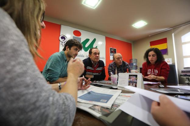 Los concejales de IU junto al coordinador de la coalición y el secretario de organización. 