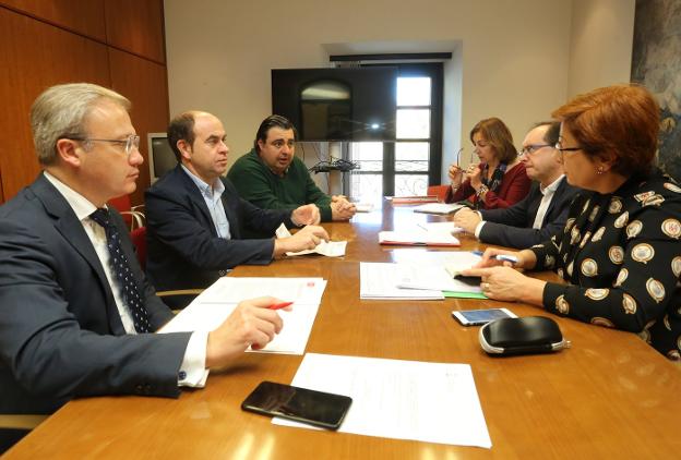 A la izquierda, Álvaro Alonso, David Argüelles y Pelayo Barcia. A la derecha, Carmen Moreno, Carlos Arias y Julia Quirós. 