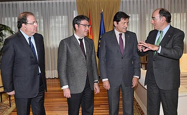 Juan Vicente Herrera, Álvaro Nadal, Javier Fernández e Ignacio Sánchez Galán, ayer, al comienzo de la reunión. 
