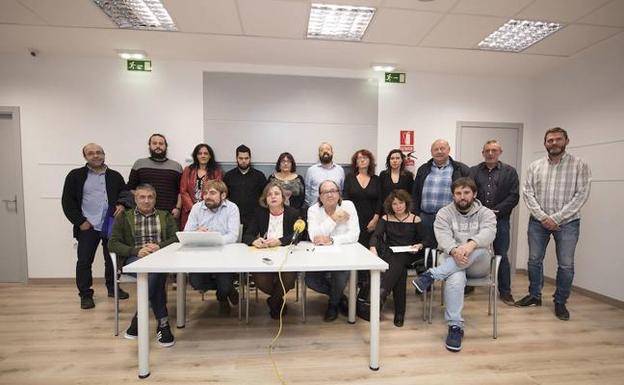 Daniel Ripa, sentado y segundo por la izquierda, arropado por concejales de las candidaturas de unidad popular de Podemos de Oviedo, Gijón y Avilés, entre otros.