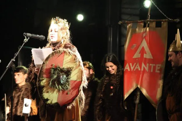 Coronación de los reyes del Antroxu en 2015. 