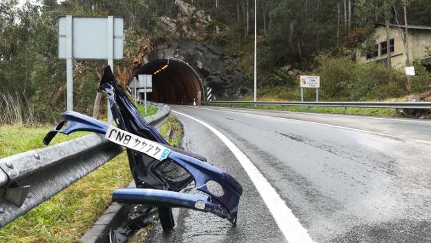 Restos de la defensa del vehículo en el lugar del accidente. 